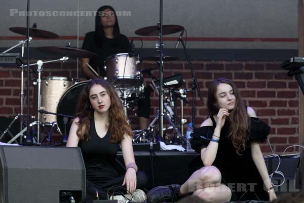 LET'S EAT GRANDMA - 2019-08-23 - SAINT CLOUD - Domaine National - Scene Firestone - 